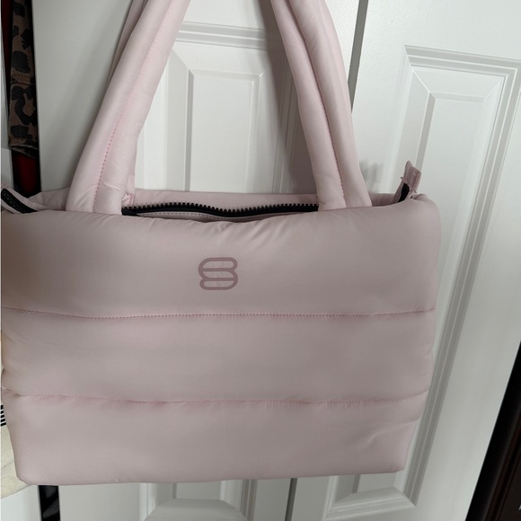 Aritzia The Super Puff™ Smaller Tote Bag - cliMATTE™ Mochi Pink - Picture 2 of 3
